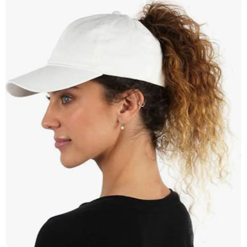 Boné Feminino, Abertura Para Cabelo, Moda Fitness, Estilo Feminino, Acessório Confortável, Look Casual, Proteção Solar, Cabelo Preso, Design Moderno, Ajustável, Leve e Respirável, Moda Esportiva, Tendência Feminina, Acessório Prático, Estilo Versátil, Maluh Fit.