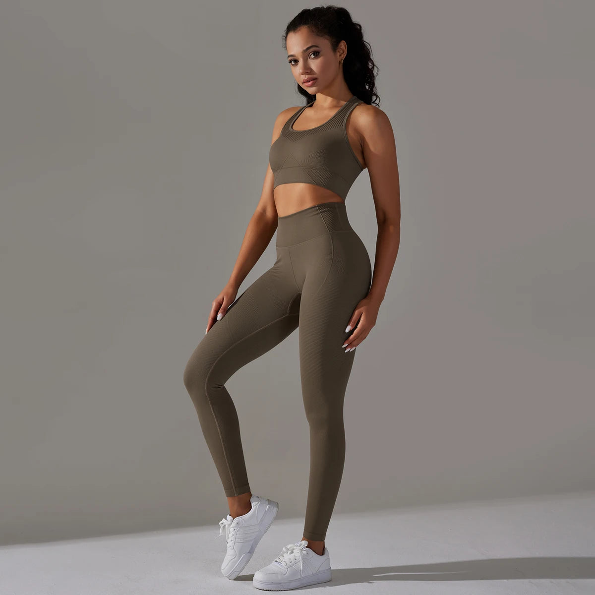 Legging Sem Costura, Top Sem Costura, Top Alta Sustentação, Sutiã Esportivo, Top de Academia, Top Fitness, Top Esportivo, Roupa de Yoga, Calça Flare, Calça Confortável, Calça de Ginástica, Calça de Academia, Macaquinho de Academia, Moda Fitness, Legging de Academia, Legging Fitness, Macacão de Academia, Macacão de Yoga, Roupa Para Academia, Roupa de Academia, Roupas Fitness, Legging, Top Para Academia, Conjunto Para Academia, Maluh Fit.